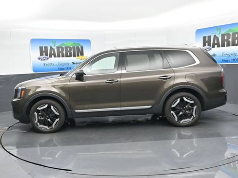 Used 2023 Kia Telluride EX w/ EX Captain's Chair Package FWD image 2