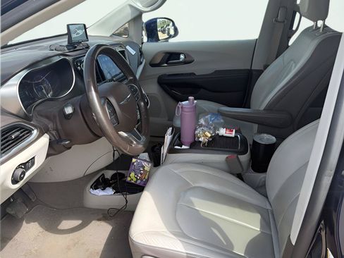 Used 2017 Chrysler Pacifica Touring-L Plus w/ Advanced Safetytec Group FWD image 9