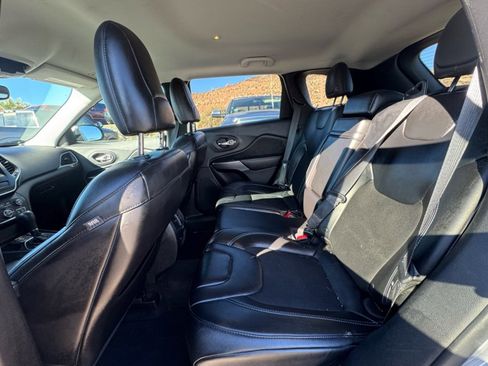 Used 2019 Jeep Cherokee Latitude Plus w/ Comfort/Convenience Group image 10