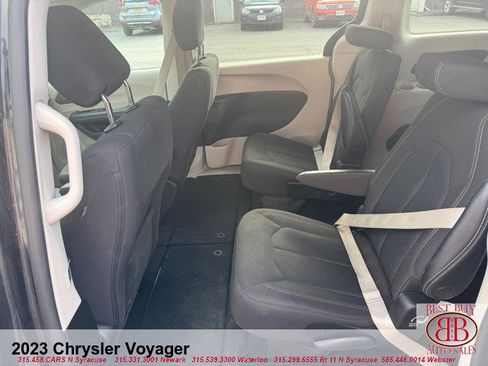 Used 2023 Chrysler Voyager LX FWD image 9