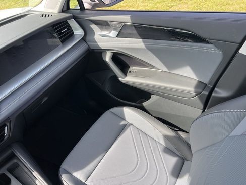 Used 2025 Volkswagen Tiguan SE image 26