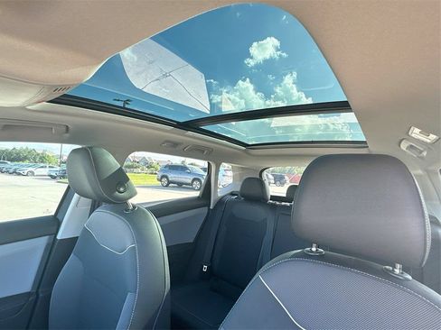 Used 2024 Volkswagen Taos SE FWD image 23