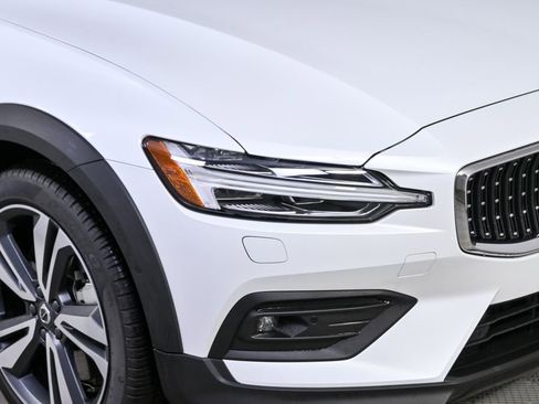 Certified 2025 Volvo V60 B5 Cross Country Plus image 38
