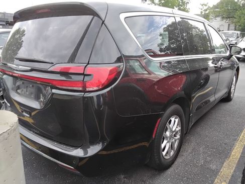 Used 2023 Chrysler Pacifica Touring-L FWD image 7