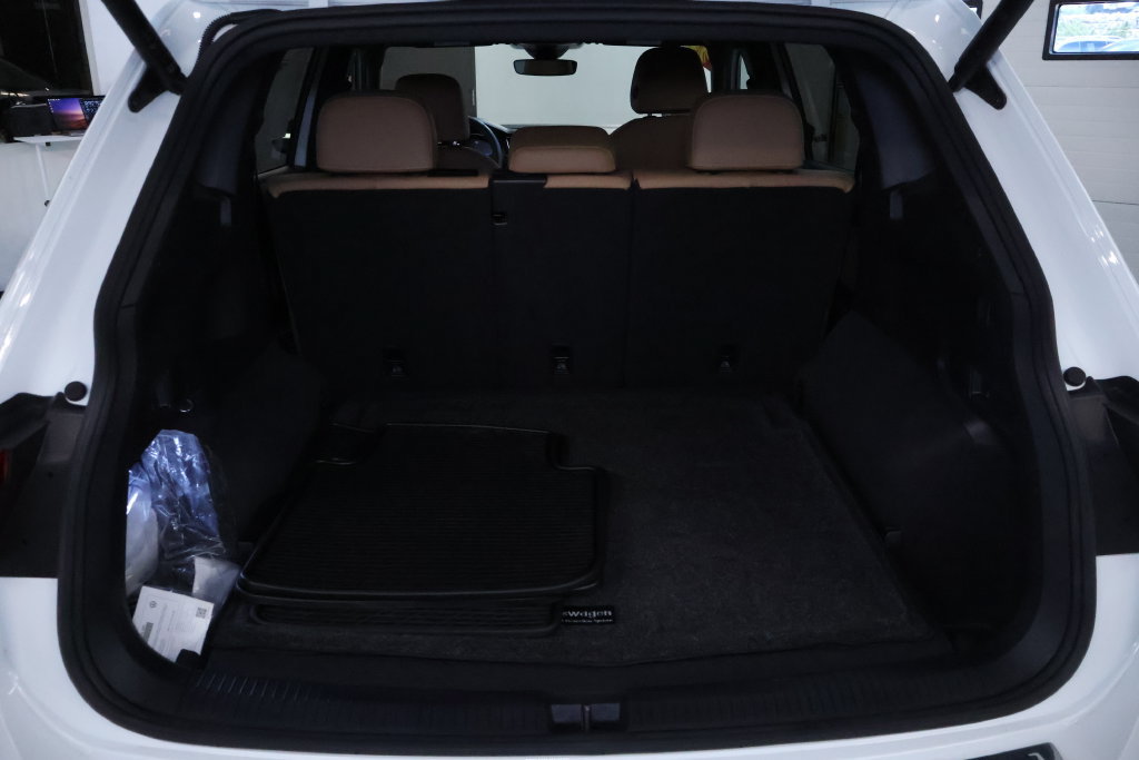 Used 2024 Volkswagen Tiguan SE w/ Panoramic Sunroof Package AWD/4WD image 18