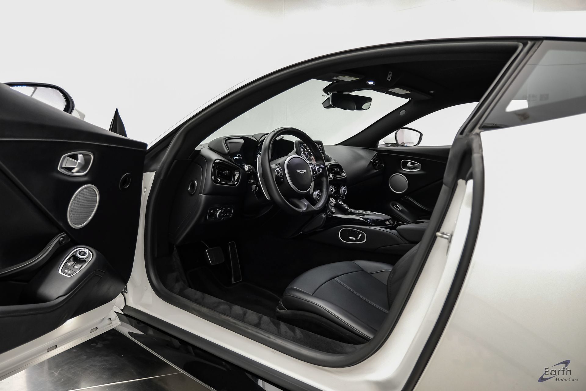 Used 2022 Aston Martin V8 Vantage Coupe RWD image 39