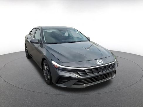 Used 2025 Hyundai Elantra SEL image 3