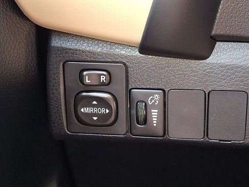 Used 2017 Toyota Corolla LE w/ Carpet Mat Package (TMS) FWD image 26