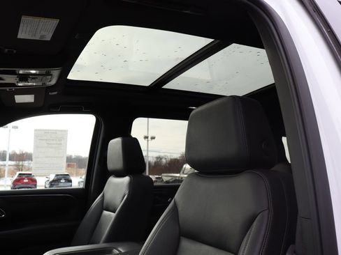 Used 2023 Chevrolet Suburban Z71 w/ Luxury Package image 32