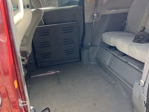 Used 2011 Toyota Sienna w/ Towing Pkg FWD image 12