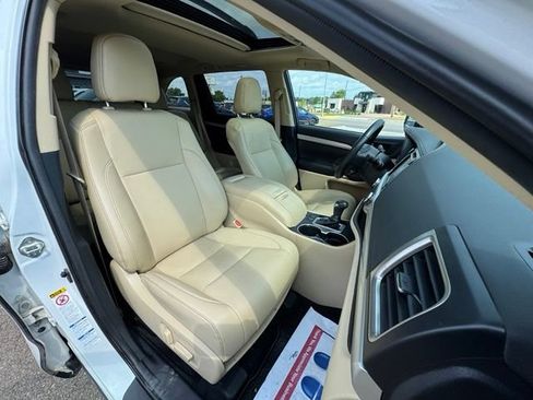 Used 2019 Toyota Highlander XLE AWD/4WD image 11