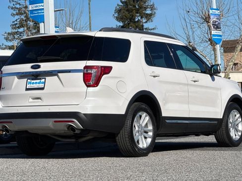 Used 2017 Ford Explorer XLT w/ Equipment Group 202A image 8