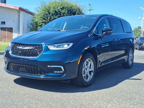 Certified 2024 Chrysler Pacifica Limited AWD/4WD image 3