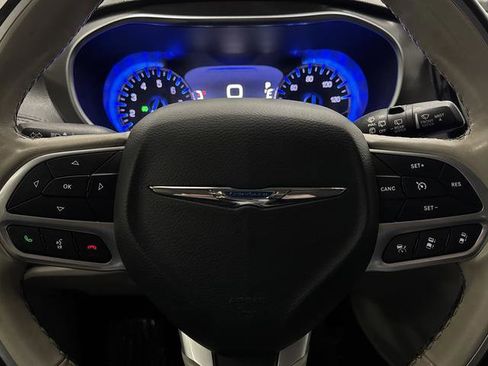 Used 2019 Chrysler Pacifica Limited image 17
