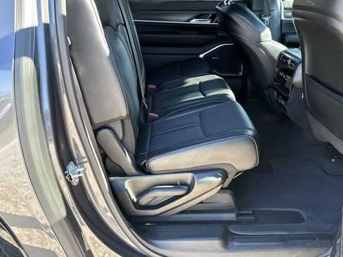 Used 2024 Jeep Wagoneer L Series II image 15