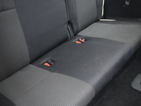 Used 2025 Toyota Highlander LE FWD image 27