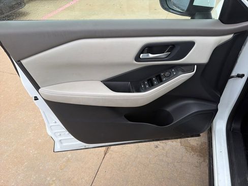 Used 2025 Nissan Rogue SV FWD image 11