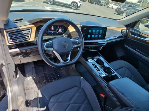 Used 2024 Volkswagen Atlas SE FWD image 18