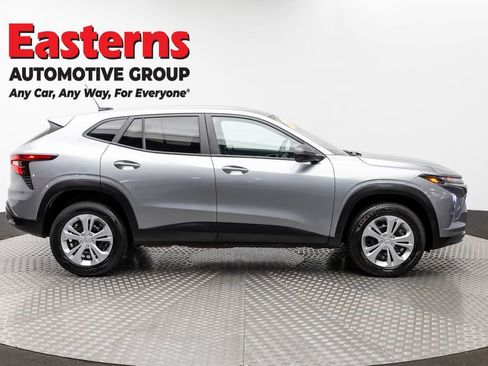 Used 2024 Chevrolet Trax LS w/ Driver Confidence Package FWD image 4