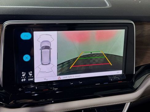 New 2025 Volkswagen Atlas SE image 16