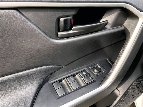 Certified 2023 Toyota RAV4 LE AWD/4WD image 31