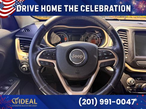 Used 2016 Jeep Cherokee Latitude w/ Cold Weather Group AWD/4WD image 26