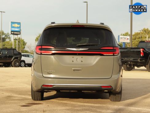 Used 2022 Chrysler Pacifica Touring-L FWD image 6