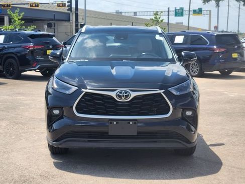 Used 2023 Toyota Highlander XLE AWD/4WD image 2