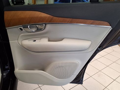 Used 2021 Volvo XC90 T6 Momentum w/ Climate Package image 13