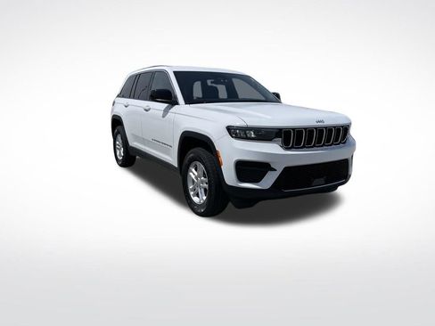 Used 2025 Jeep Grand Cherokee Laredo w/ Luxury Tech Group I AWD/4WD image 7