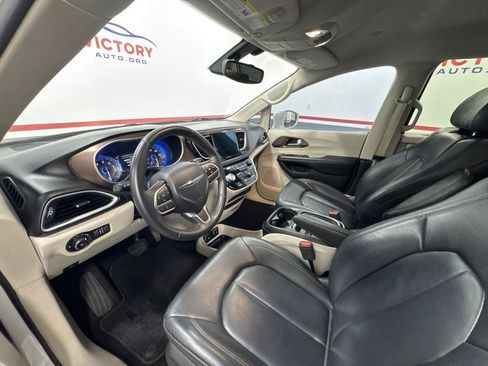 Used 2017 Chrysler Pacifica Touring-L w/ Tire & Wheel Group FWD image 10