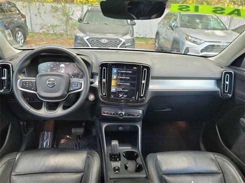 Used 2022 Volvo XC40 T5 Momentum image 9