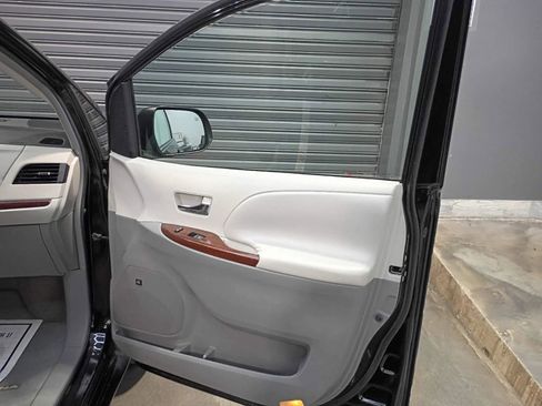 Used 2011 Toyota Sienna XLE image 23