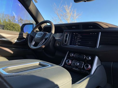 Used 2024 GMC Yukon Denali w/ Denali Reserve Package image 6