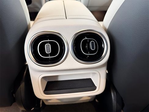 Used 2025 Mercedes-Benz GLC 300 image 13