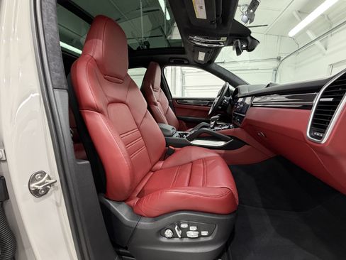 Certified 2021 Porsche Cayenne Turbo S AWD/4WD image 24
