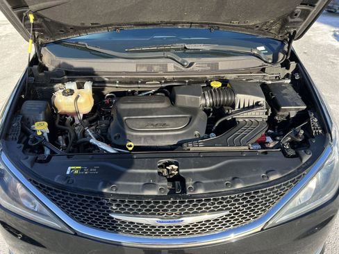 Used 2019 Chrysler Pacifica Touring-L image 27