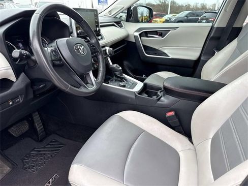 Used 2021 Toyota RAV4 XLE Premium image 15