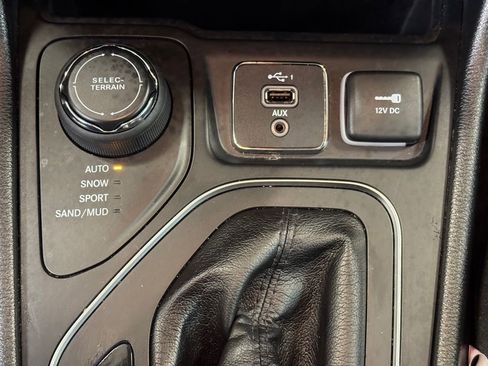 Used 2019 Jeep Cherokee Latitude Plus w/ Cold Weather Group image 34