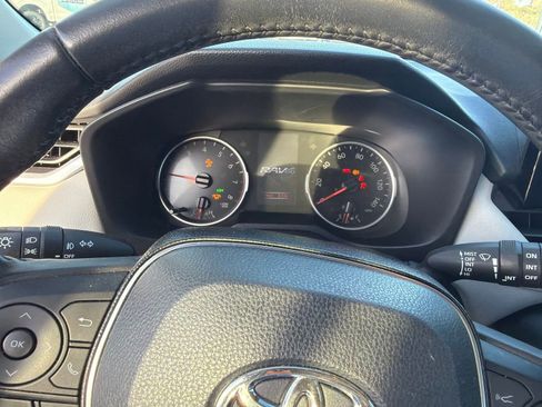 Used 2019 Toyota RAV4 XLE Premium FWD image 18
