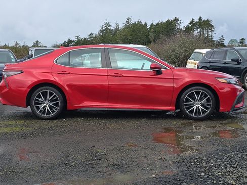 Used 2023 Toyota Camry SE image 3