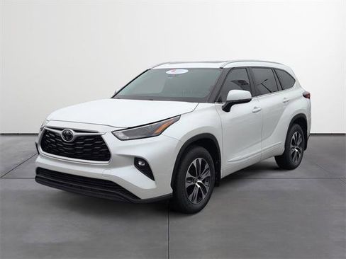 Used 2023 Toyota Highlander XLE image 2