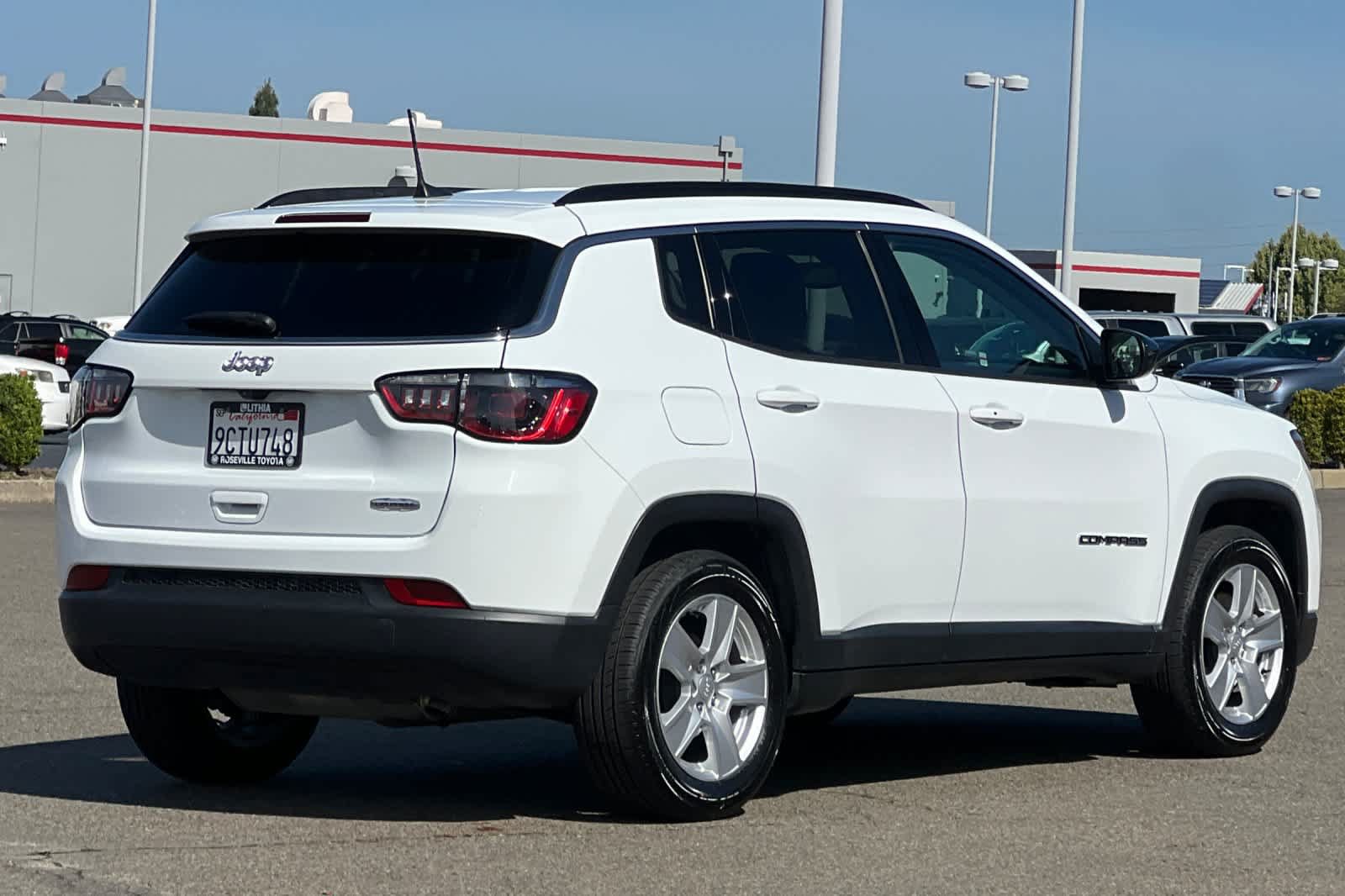 Used 2022 Jeep Compass Latitude FWD image 2