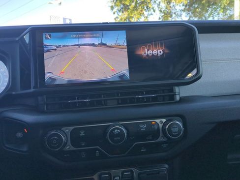 Used 2024 Jeep Gladiator Willys image 14