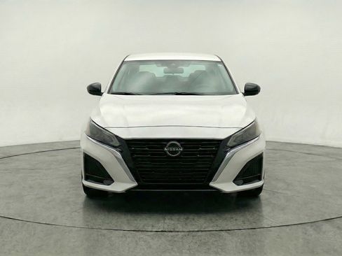 Used 2025 Nissan Altima 2.5 SV FWD image 2