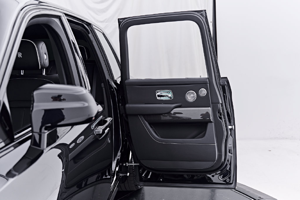 Used 2025 Rolls-Royce Cullinan Black Badge AWD/4WD image 38