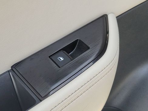 Used 2025 Nissan Rogue SV image 19