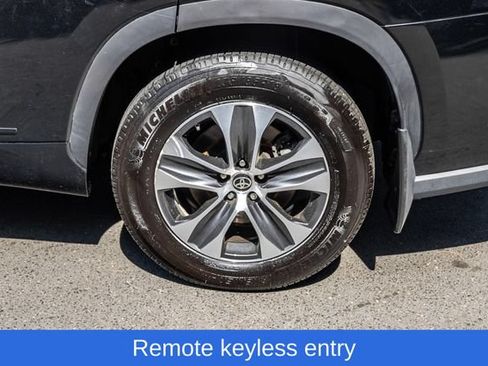 Used 2023 Toyota Highlander XLE AWD/4WD image 16