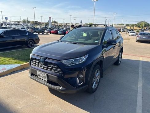 Used 2021 Toyota RAV4 XLE Premium image 3