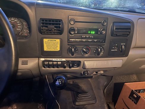 Used 2006 Ford F550 4x4 Regular Cab Super Duty image 12